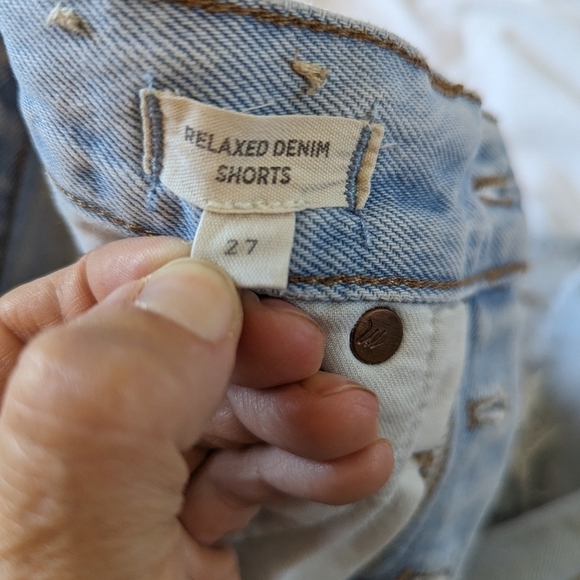 Madewell Women's Relaxed Distressed Light Wash Denim Cutoff Shorts Size 27 - Picture 9 of 10